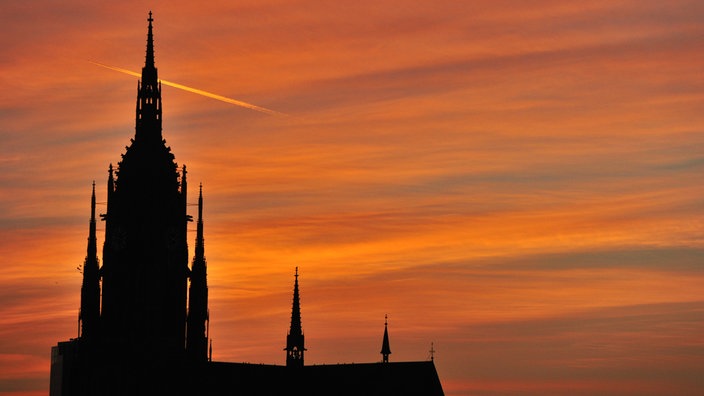  Die Silhouette des Frankfurter Doms ist am 24.05.2011 in Frankfurt am Main vor dem rot gefärbten Abendhimmel zu sehen. 