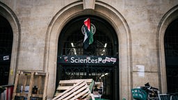 In Paris, Frankreich demonstrieren pro-palästinensische Demonstranten an der Elite-Universität Sciences Po.