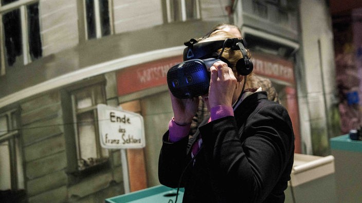 Franziska Giffey (SPD), regierende Bürgermeisterin von Berlin, trägt eine VR-Brille bei einem Eröffnungsrundgang im COLD WAR MUSEUM Berlin.