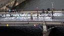 Klimaaktivisten der Bewegung Fridays for Future malen auf der Marschallbrücke den Schriftzug «Our world is on fire - use your voice!», um auf die Teilnahme an den Europawahlen am 9. Juni aufmerksam zu machen. 