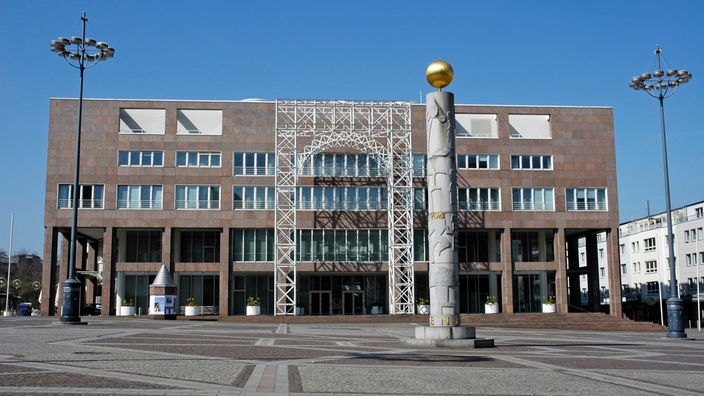 Das Rathaus am Friedensplatz in Dortmund mit der Friedenssäule