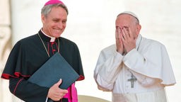 Papst Franziskus trifft Erzbischof Gänswein