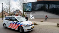 Ein Fahrzeug der Polizei steht vor dem Museum Singer Laren. Aus dem niederländischen Museum Singer Laren bei Amsterdam ist bei einem Einbruch ein Gemälde von Vincent van Gogh gestohlen worden. 