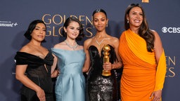 Adriana Paz (l-r), Selena Gomez, Zoe Saldana, Gewinnerin des Preises für die beste Leistung einer Schauspielerin in einer Nebenrolle in einem Film für "Emilia Perez", und Karla Sofia Gascon posieren während der 82. Golden Globes im Beverly Hilton.