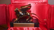 Ein Goldener Löwe, der Hauptpreis des Filmfests Venedig, steht bei der Preisverleihung der Art Biennale Venedig 2019 auf einem Tisch.