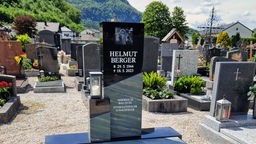 Ehrengrab für Helmut Berger mit einem Porträt des gestorbenen Filmstars.