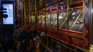 Dresden: Fotografen stehen im Rahmen eines Pressetermins der Staatlichen Kunstsammlungen Dresden (SKD) zur Präsentation der zurückerlangten Juwelen im Historischen Grünen Gewölbe im Residenzschloss vor der Vitrine.