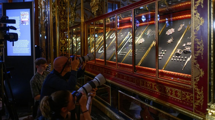 Dresden: Fotografen stehen im Rahmen eines Pressetermins der Staatlichen Kunstsammlungen Dresden (SKD) zur Präsentation der zurückerlangten Juwelen im Historischen Grünen Gewölbe im Residenzschloss vor der Vitrine.