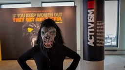 Guerrilla Girls bei der ersten Ausstellung für Graffiti, Street Art und mehr, am 19. Juni 2019 in Brooklyn, New York.