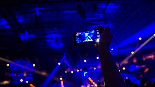 Ein Besucher macht während eines Konzerts ein Handyvideo