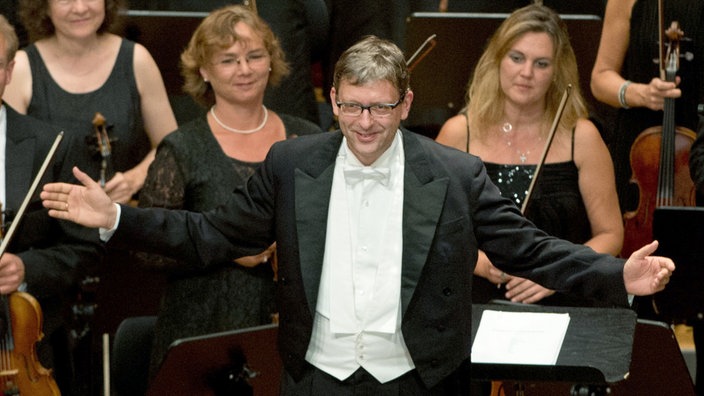 Hans-Christoph Rademann bedankt sich während eines Konzertes beim Publikum.