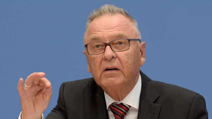 Porträtbild von Hans-Jürgen Papier vor blauem Hintergrund aus dem Jahr 2019.