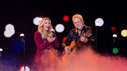  Helene Fischer und Reinhard Mey bei einem Auftritt.