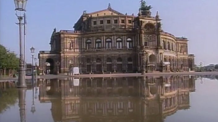 Die Semperoper in Dresden spiegelt sich im Hochwasser
