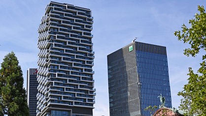 Das Hochhaus «One Forty West» (l) und der «Senckenberg-Turm» von Cyrus Moser Architekten ragen im «Senckenberg Quartier» in die Höhe.