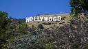 Die Hollywood-Buchstaben vor blauem Himmel in den Bergen.