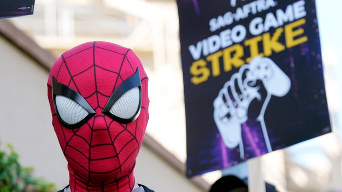 SAG-AFTRA-Mitglied und Videospielschauspieler Zachary Luna in einer Spiderman-MAske beim SAG-AFTRA Streik.