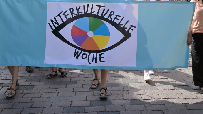 Demonstranten in Berlin tragen 01.09.2024 in Berlin ein Plakat mit der Aufschrift: Interkulturelle Woche.  