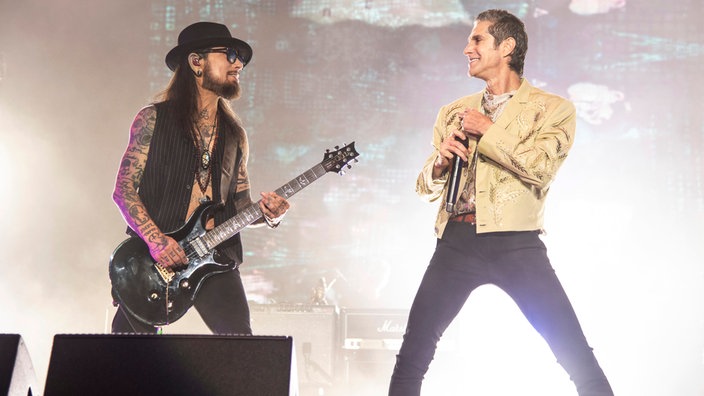  Dave Navarro (l) und Perry Farrell von der US-Band Jane's Addiction auf einer Bühne