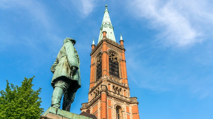 Der Blick auf das Bismarck-Denkmal vor der Johanneskirche in Düsseldorf.