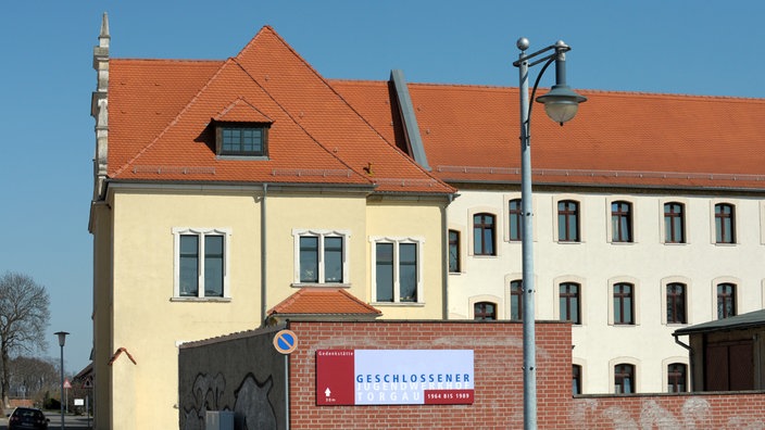 Blick auf das frühere Verwaltungsgebäude (l.) des ehemaligen Jugendwerkhof in Torgau mit dem sich anschließenden Zellentrakt