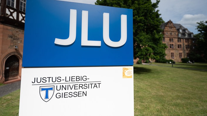 Das Logo der Justus-Liebig-Universität Gießen ist auf einem Schild zu sehen.