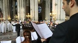 Chor singt in einer Kirche