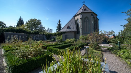 Arnsberg - Kloster Oelinghausen: Ehemalige Prämonstratenser-Frauenstiftskirche St. Petri, ein gotischer Saalbau aus dem 14. Jh., heute katholische Pfarrkirche St. Peter mit Klostergarten.