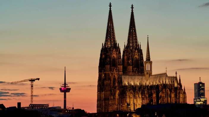 Bild des Kölner Doms im Sonnenuntergang