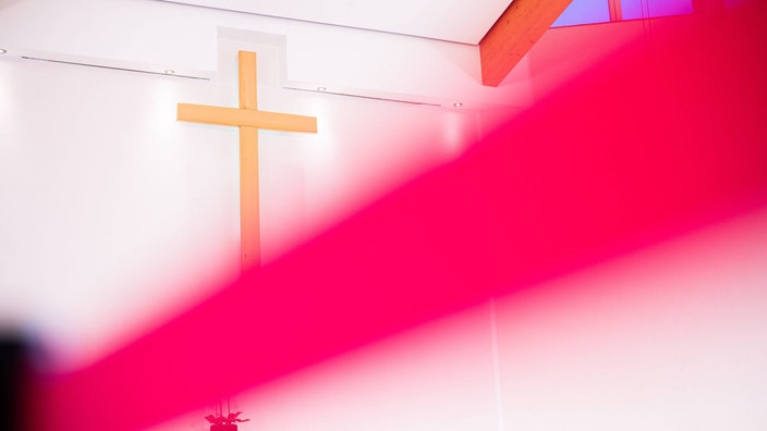 Symbolbild: Ein Kreuz in einer Kirche, hier in Espelkamp.