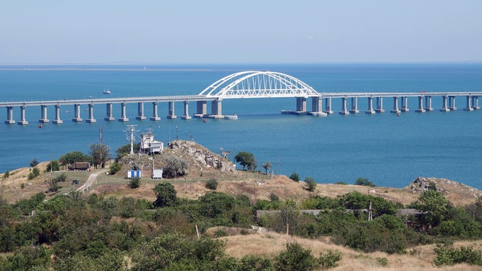 Die unter Protest der Ukraine und internationalen Weltgemeinschaft gebaute Krim-Brücke zwischen dem Ort Kertsch auf der Halbinsel Krim und dem russischen Kernland. 