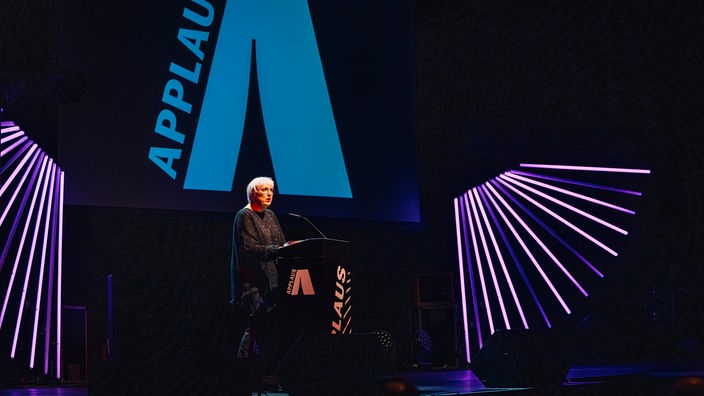 Claudia Roth hält auf der Bühne des Applaus-Awards 2023 in Hannover die Verleihungsrede.