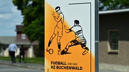 Eine Informationstafel der Outdoor-Ausstellung "Fußball und das KZ Buchenwald" in der KZ-Gedenkstätte Buchenwald bei Weimar. 