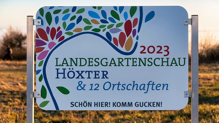 Schild mit der Aufschrift "Landesgartenschau 2023 - Schön hier, Komm gucken" in Höxter, Weserbergland.