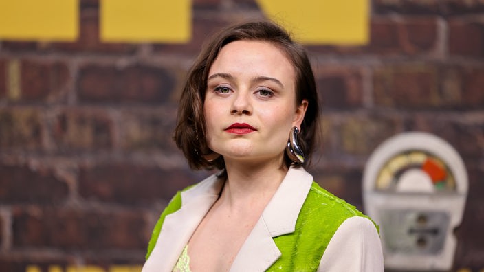 Ein Porträt der Schauspielerin Lena Urzendowsky.