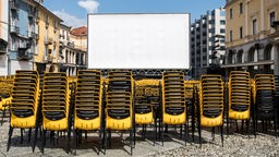 Stühle platziert am Piazza Grande
