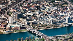 Stadtansicht von Ludwigshafen im Vordergrund die Konrad-Adenauer-Brücke 