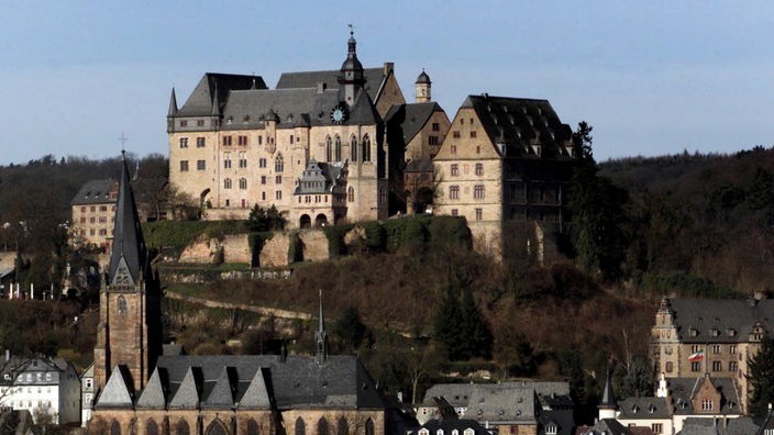 Das Marburger Schloss oberhalb der Altstadt von Marburg.