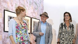 Archivaufnahem von 2014: Marc-Camille Chaimowicz bei einer Ausstellungseröffnung im New National Museum in Monaco mit Prinzessin Caroline (rechts) und der Künstlerin Laure Prouvost.