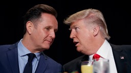 Archivaufnahme vom 2. Februar 2017: US-Präsident Donald Trump (r) spricht mit dem Fernsehproduzenten Mark Burnett während des Nationalen Gebetsfrühstücks  in Washington