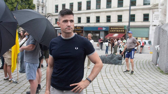 Aufnahme von Martin Sellner im Juli 2024 bei einer Demonstration in Wien.