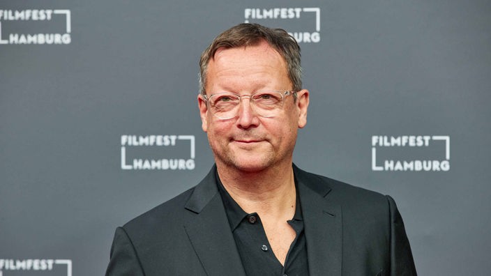 Matthias Brandt, Schauspieler, kommt 2020 zur Premiere des Fernsehfilms "Das Geheimnis des Totenwaldes" im Rahmen des Filmfestes Hamburg.