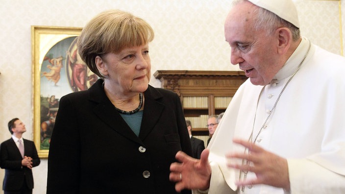 Archivaufnahme von 2015: Anegela Merkel und Papst Franzsikus tauschen sich bei einem Beusch Merkels aus.