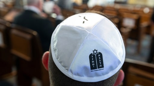 „Militärrabbinat" steht auf der Kippa eines Mannes in der Synagoge.