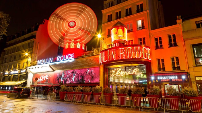Varieté Theater Moulin Rouge bei Nacht; Das Moulin Rouge nimmt nach Protesten von Tierschützern Schlangen aus Programm.