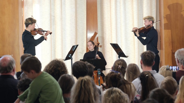 Absolventen der Musikschule Johann-Sebastian-Bach spielen im Foyer der Oper ein bislang unbekanntes Werk von Mozart. Im Bestand der Städtischen Bibliothek ist das Musikstück des Komponisten aus der Zeit um 1760 entdeckt worden.