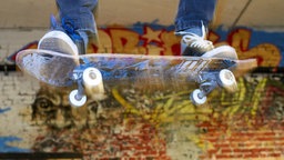 Foto vom 22.11.2011: Ein Lehramtsstudent übt während eines Seminars im "Skater's Palace" in Münster einen Trick. Man sieht nur seine Füße und das Skateboard. 