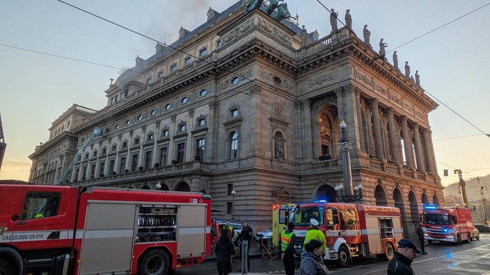 Vor dem Nationaltheater in Prag stehen Einsatzkräfte der örtlichen Feuerwehr.