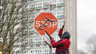 neues mutmaßliches Kunstwerk von Banksy, ein Stoppschild mit Drohnen,  ist kurz nach dem Auftauchen in London bereits wieder abgebaut worden