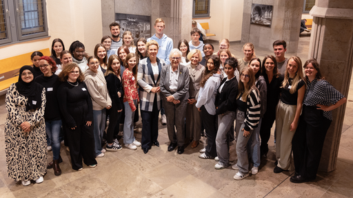 Gruppenbild von Beteiligten des Schülerprojektes und des Vereins "Zweitzeugen" gemeinsam mit der Holocaust-Überlebenden Eva Weyl und der NRW-Kulturministerin Ina Brandes (Mitte)